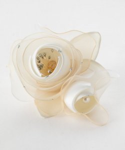form forma  フォルムフォルマ　つぼみと1つ花のシンプルコサージュ　オフホワイト