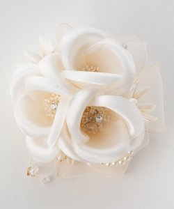 form forma  フォルムフォルマ　3つ花ミニコサージュ　オフホワイト