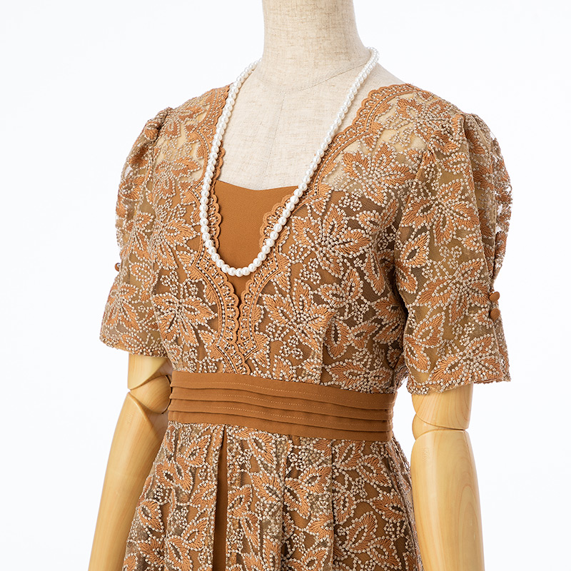 Lily brown…刺繍ドレス