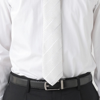 ネクタイを締めた際、ベルトに半分ほどかかる長さに